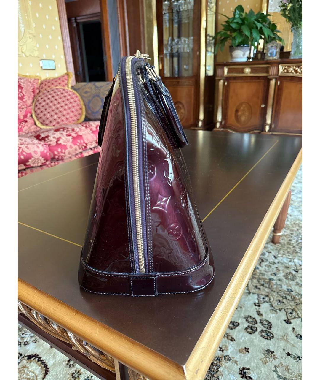 LOUIS VUITTON Бордовая сумка с короткими ручками из лакированной кожи, фото 4