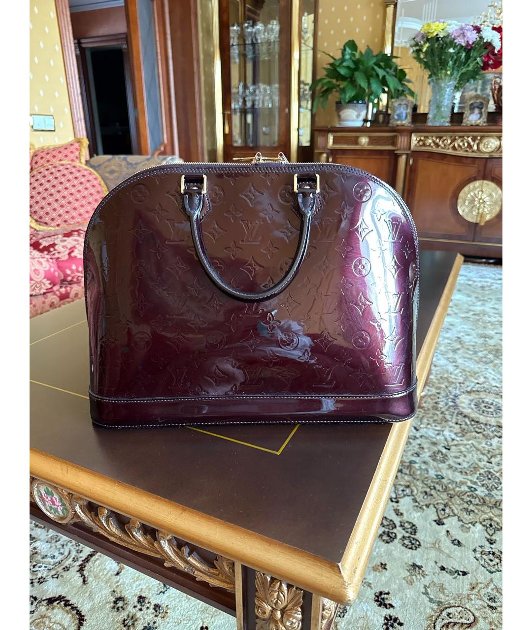 LOUIS VUITTON Бордовая сумка с короткими ручками из лакированной кожи, фото 2