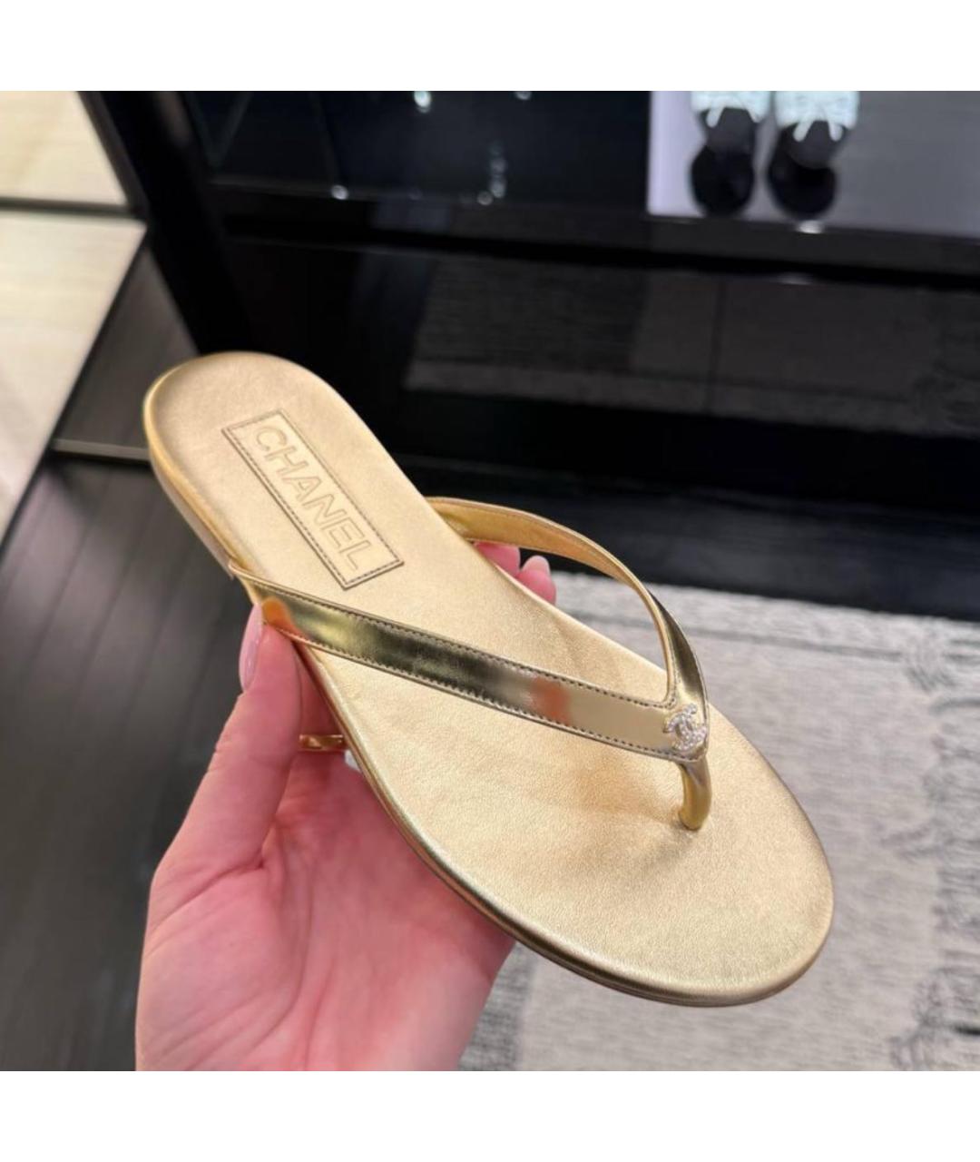CHANEL Золотые шлепанцы из лакированной кожи, фото 2