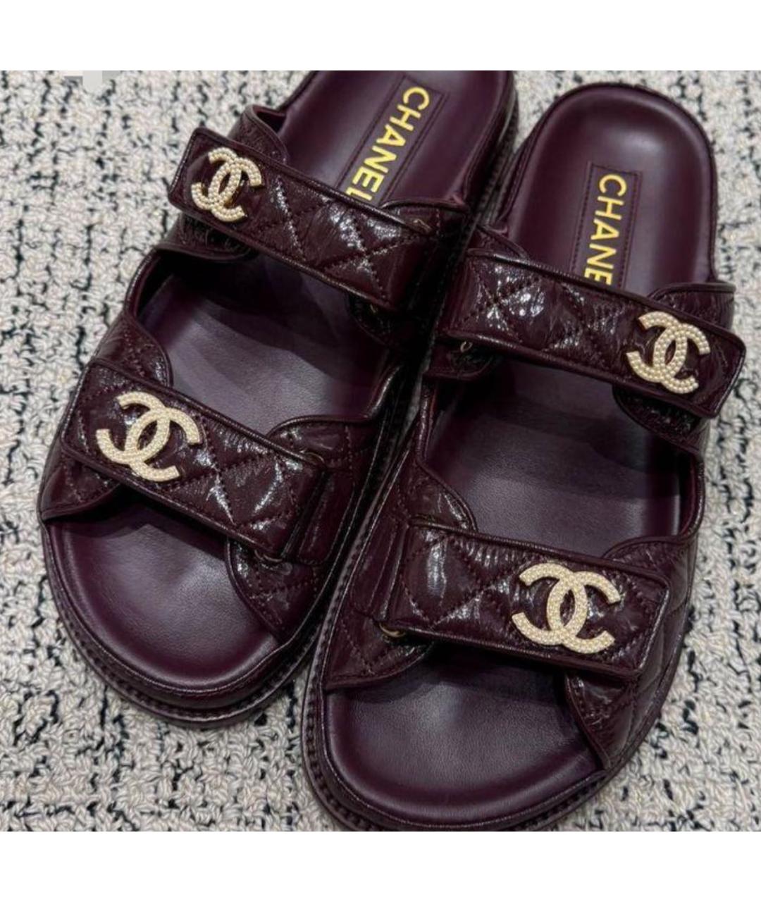 CHANEL Бордовые сандалии из лакированной кожи, фото 2