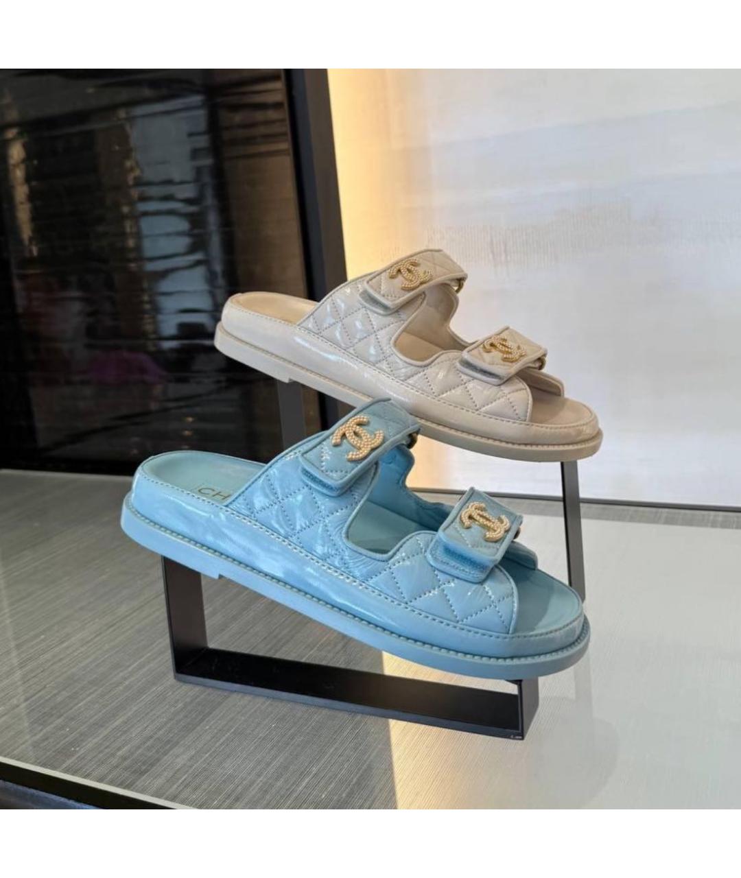 CHANEL Голубые сандалии из лакированной кожи, фото 3