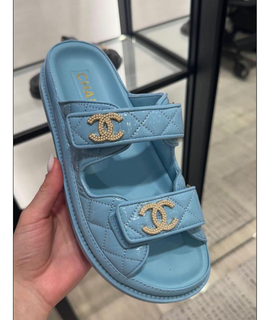 CHANEL Голубые сандалии из лакированной кожи, фото 2