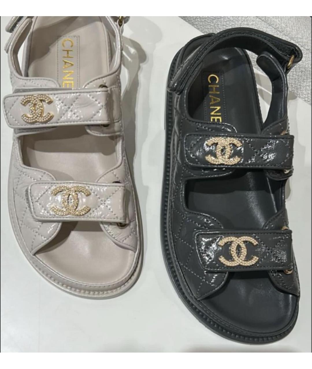 CHANEL Серые сандалии из лакированной кожи, фото 3