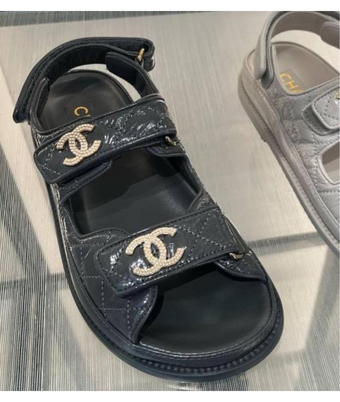 CHANEL Серые сандалии из лакированной кожи, фото 2