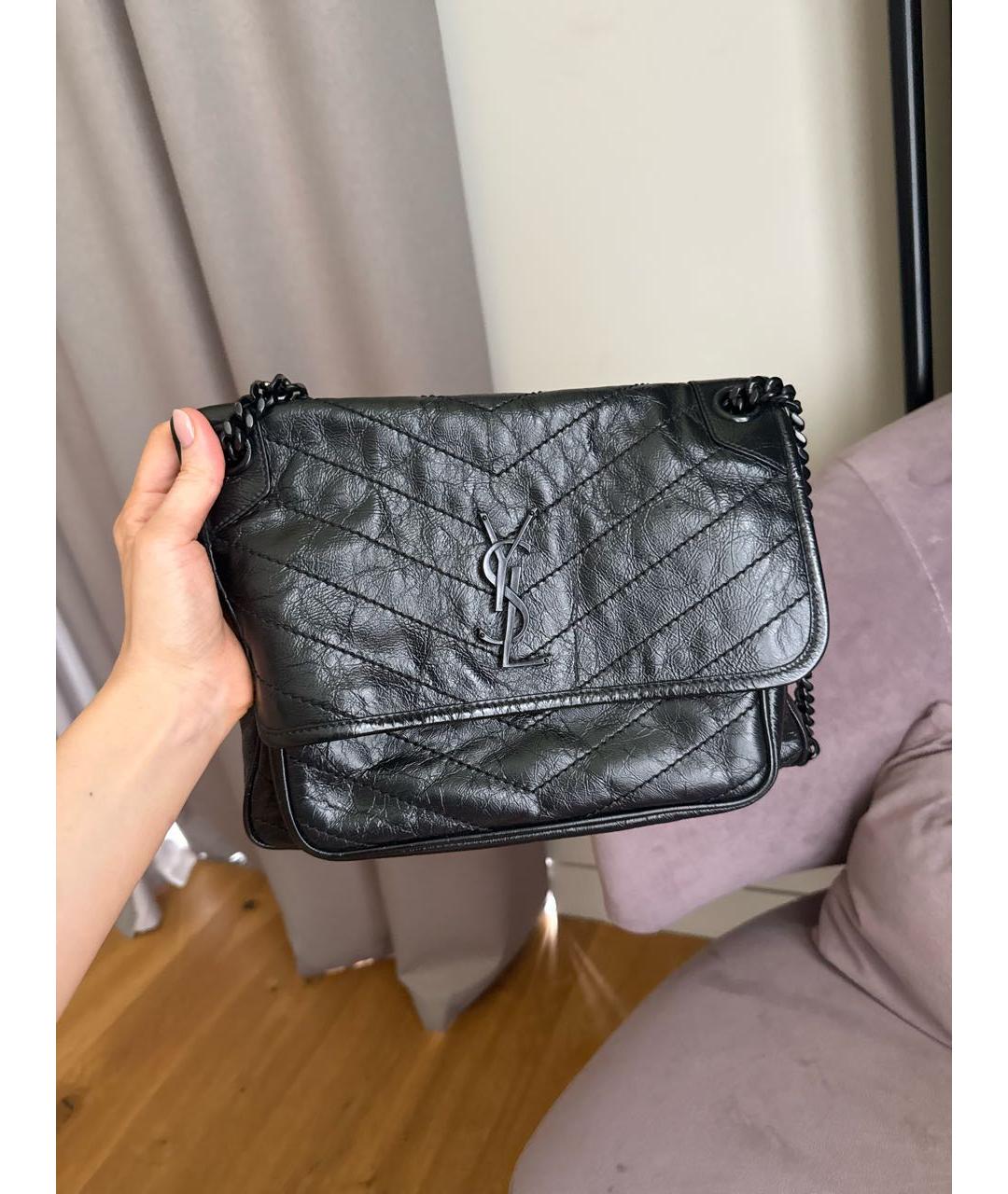 SAINT LAURENT Черная сумка через плечо из лакированной кожи, фото 3