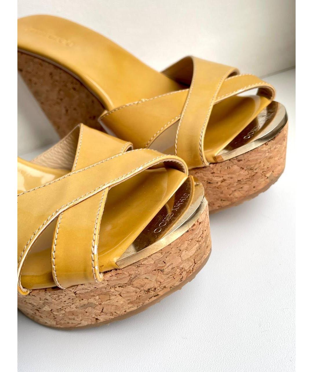 JIMMY CHOO Горчичные сабо из лакированной кожи, фото 7
