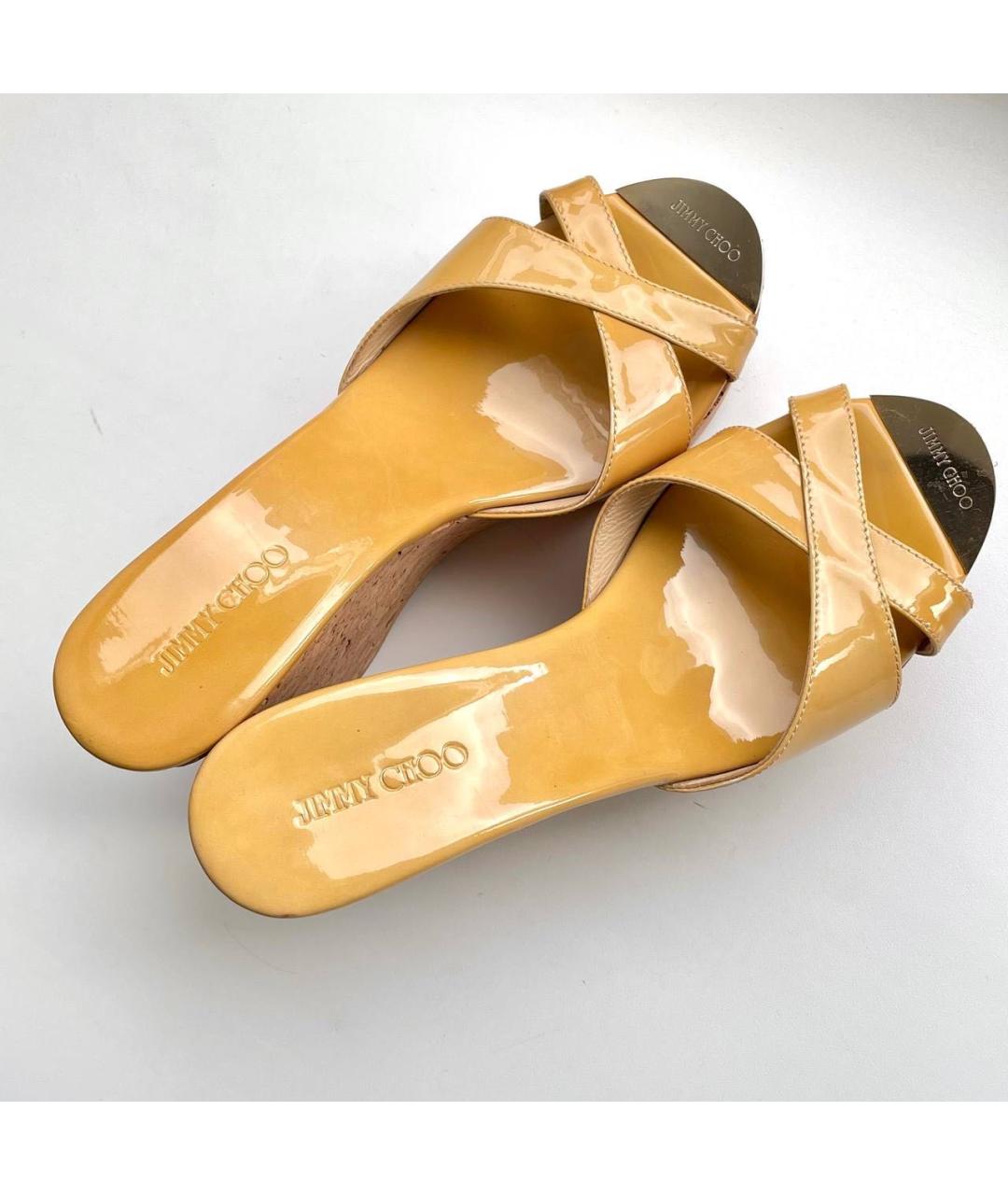 JIMMY CHOO Горчичные сабо из лакированной кожи, фото 6