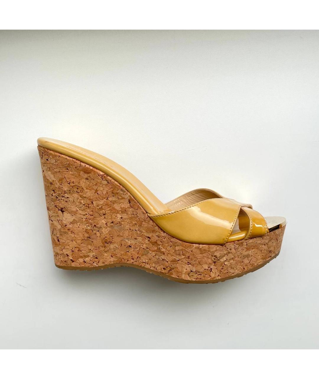 JIMMY CHOO Горчичные сабо из лакированной кожи, фото 9