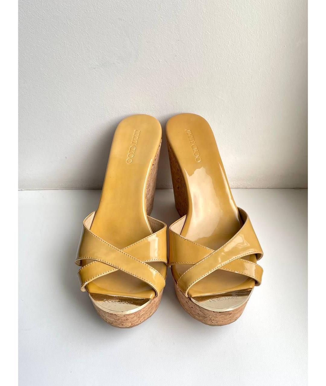 JIMMY CHOO Горчичные сабо из лакированной кожи, фото 3
