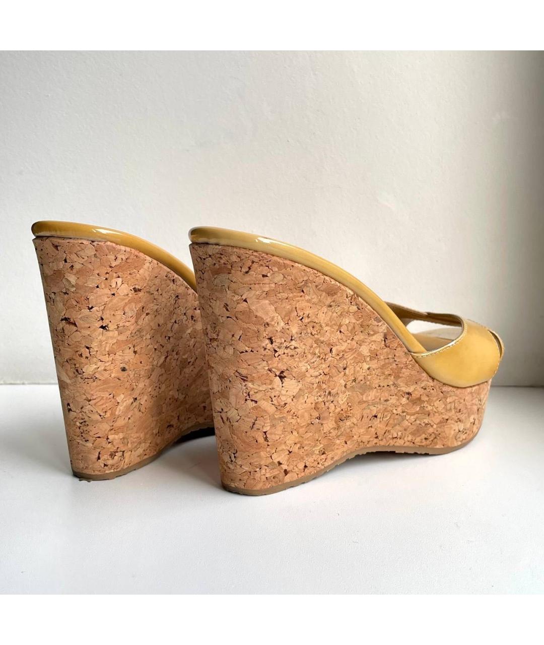 JIMMY CHOO Горчичные сабо из лакированной кожи, фото 4