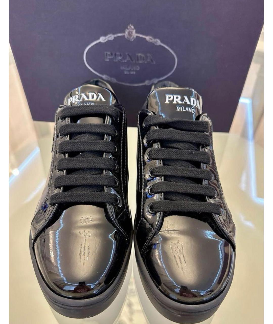 PRADA Черные кеды из лакированной кожи, фото 2