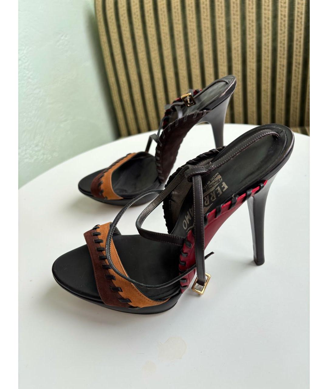 FERRAGAMO Коричневые нубуковые босоножки, фото 3