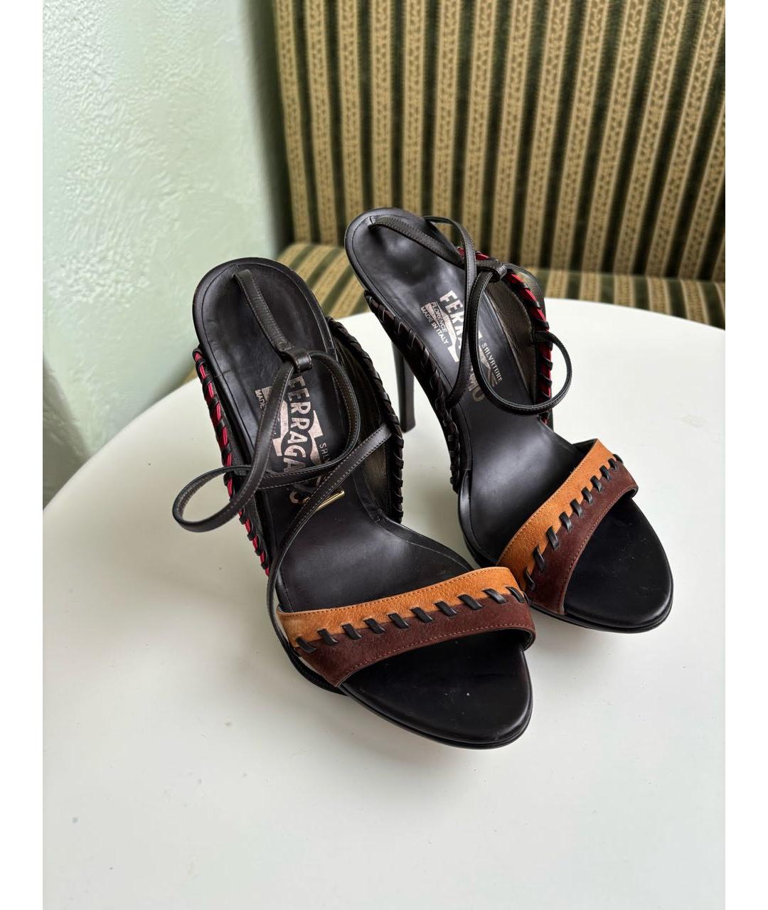 FERRAGAMO Коричневые нубуковые босоножки, фото 4