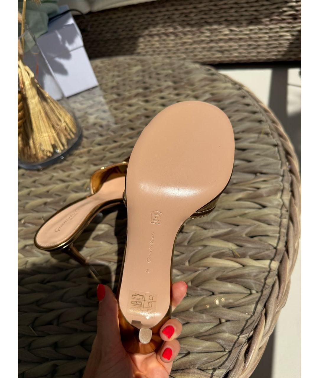 GIANVITO ROSSI Золотые мюли из лакированной кожи, фото 3
