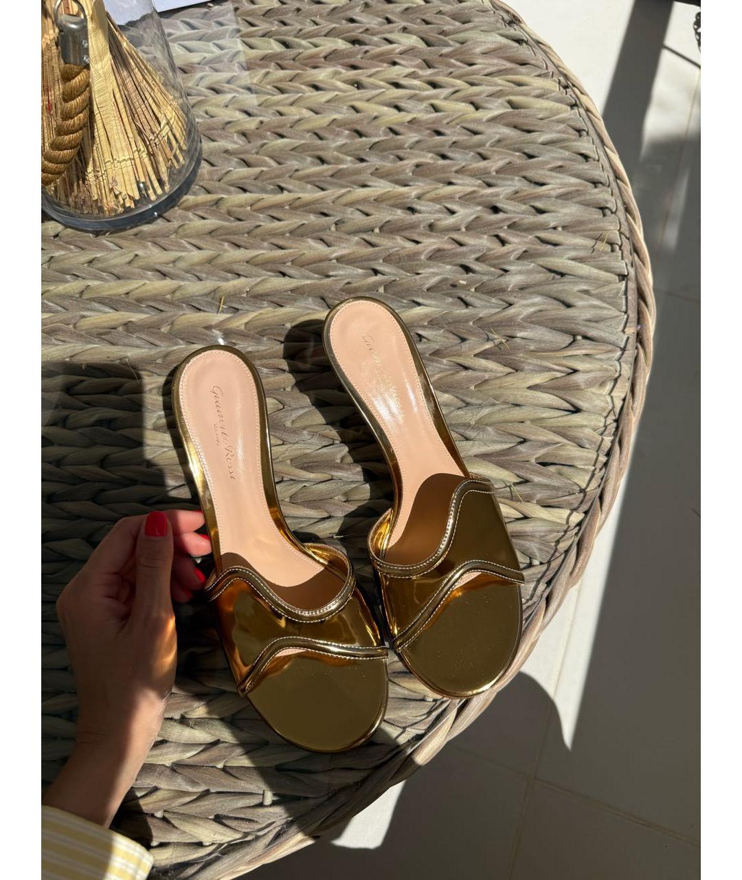 GIANVITO ROSSI Золотые мюли из лакированной кожи, фото 2