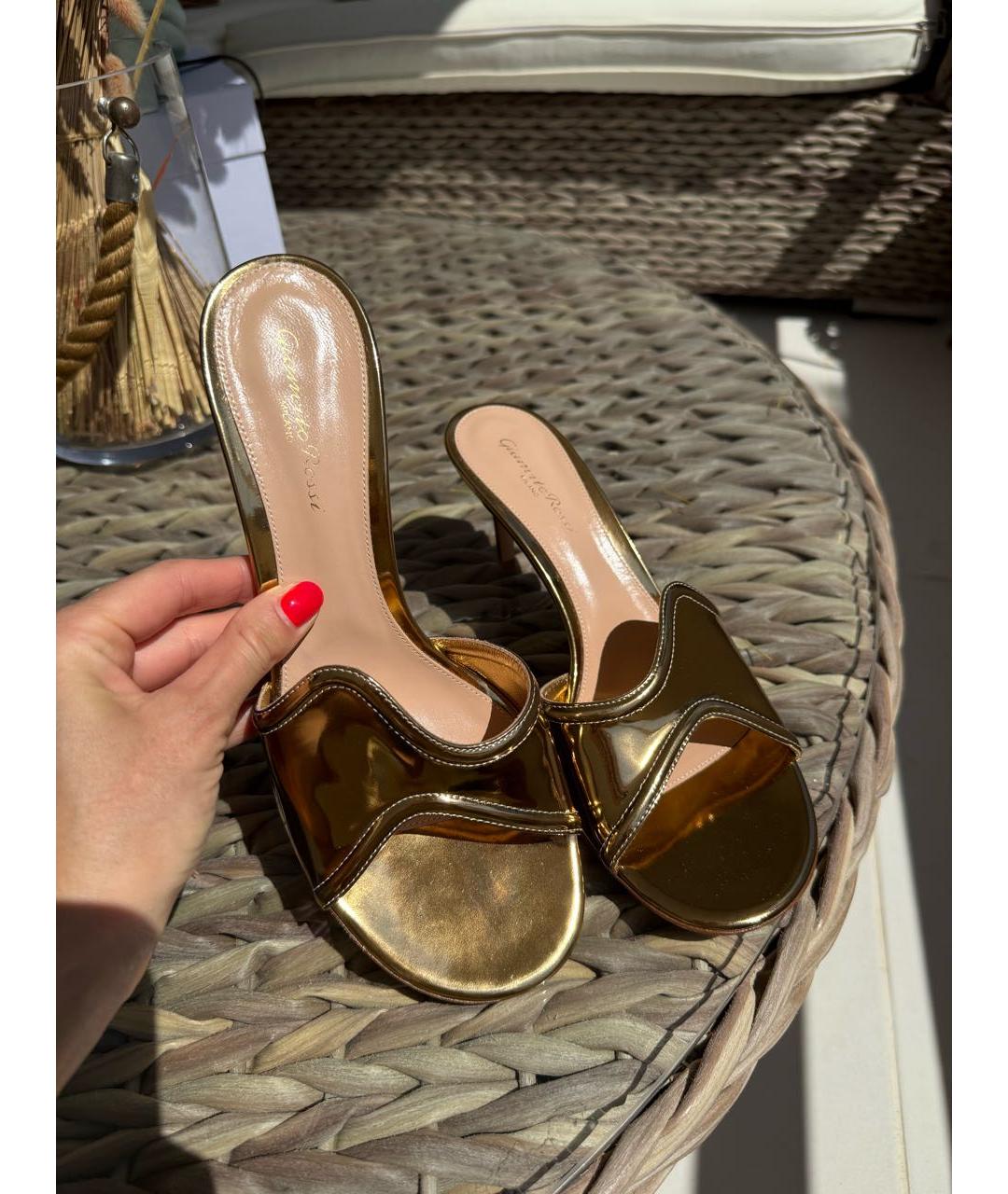 GIANVITO ROSSI Золотые мюли из лакированной кожи, фото 4
