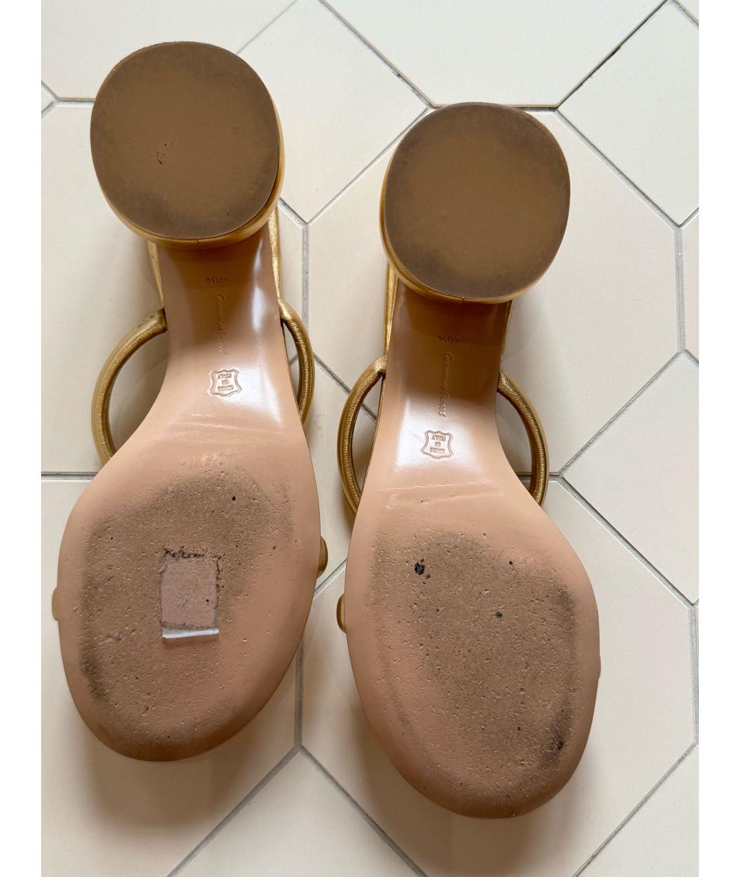GIANVITO ROSSI Золотые кожаные мюли, фото 4