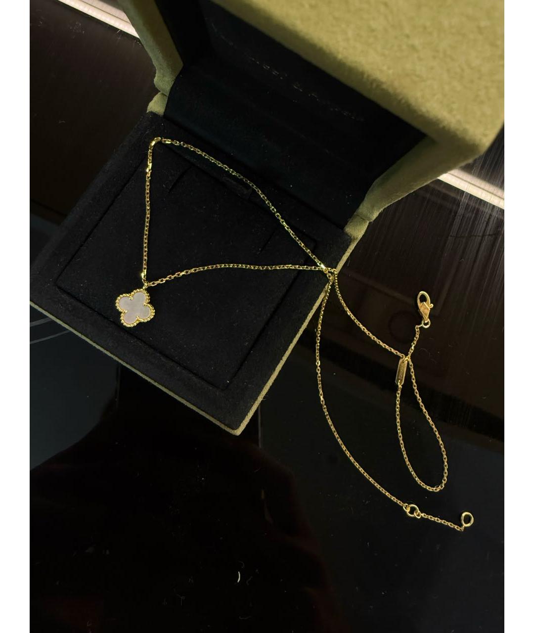 VAN CLEEF & ARPELS Белая подвеска из желтого золота, фото 3