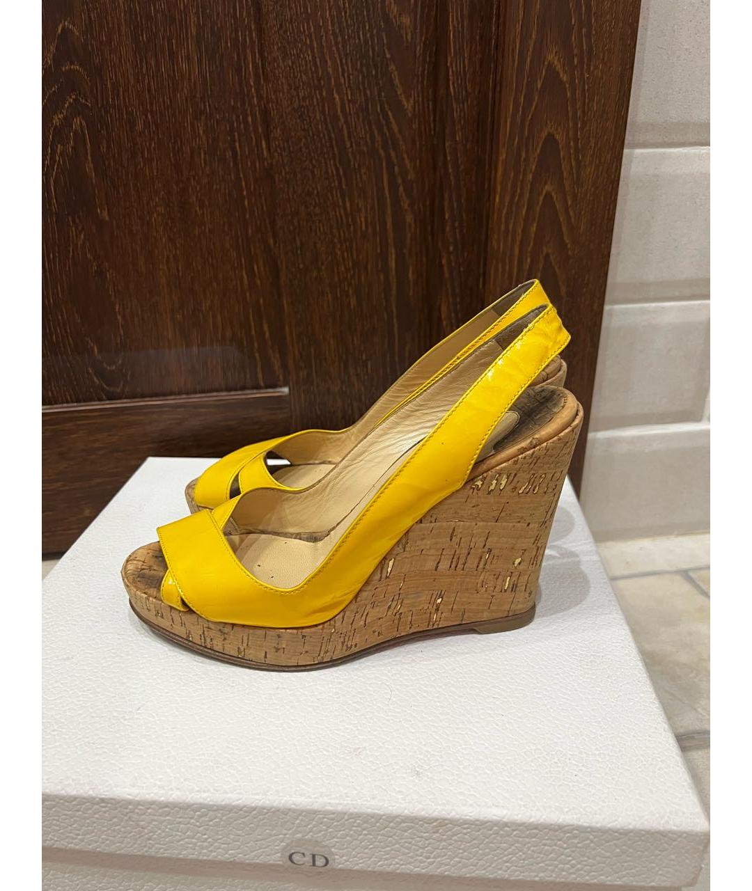 CHRISTIAN LOUBOUTIN Желтые босоножки из лакированной кожи, фото 3