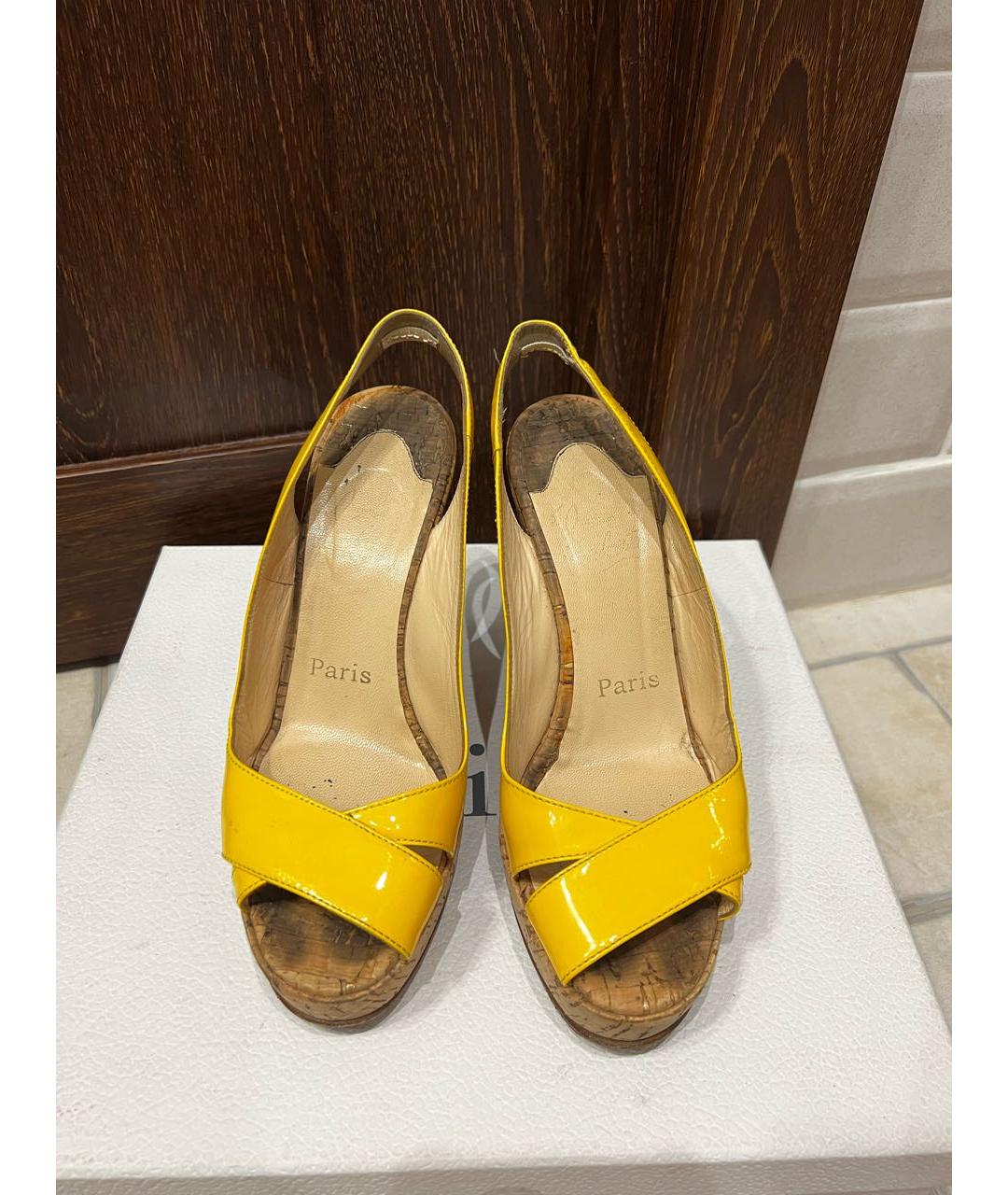 CHRISTIAN LOUBOUTIN Желтые босоножки из лакированной кожи, фото 2