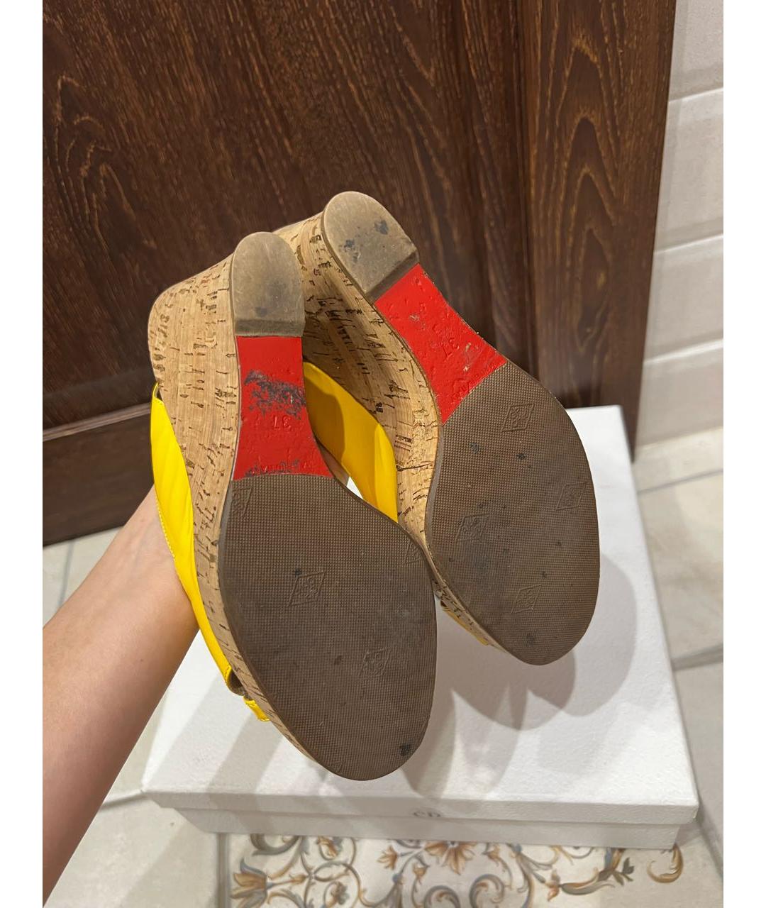 CHRISTIAN LOUBOUTIN Желтые босоножки из лакированной кожи, фото 4