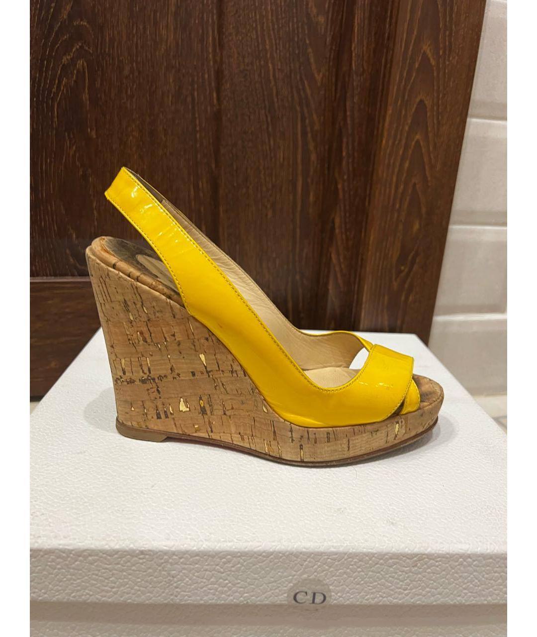 CHRISTIAN LOUBOUTIN Желтые босоножки из лакированной кожи, фото 5