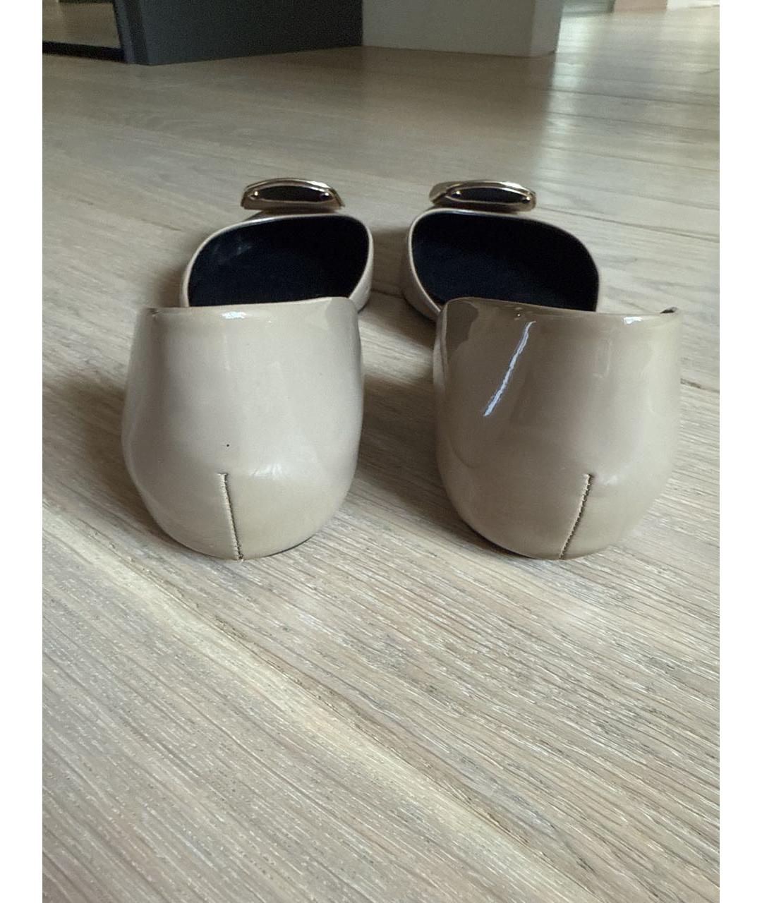 ROGER VIVIER Бежевые лодочки на низком каблуке из лакированной кожи, фото 3
