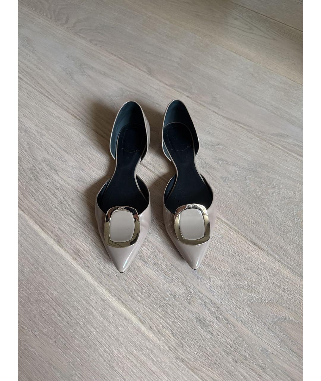 ROGER VIVIER Бежевые лодочки на низком каблуке из лакированной кожи, фото 9