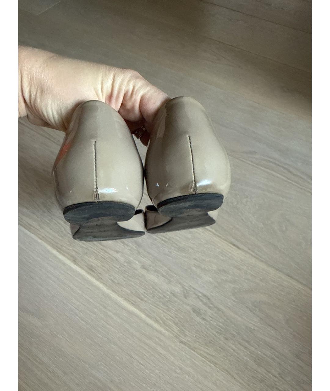 ROGER VIVIER Бежевые лодочки на низком каблуке из лакированной кожи, фото 8