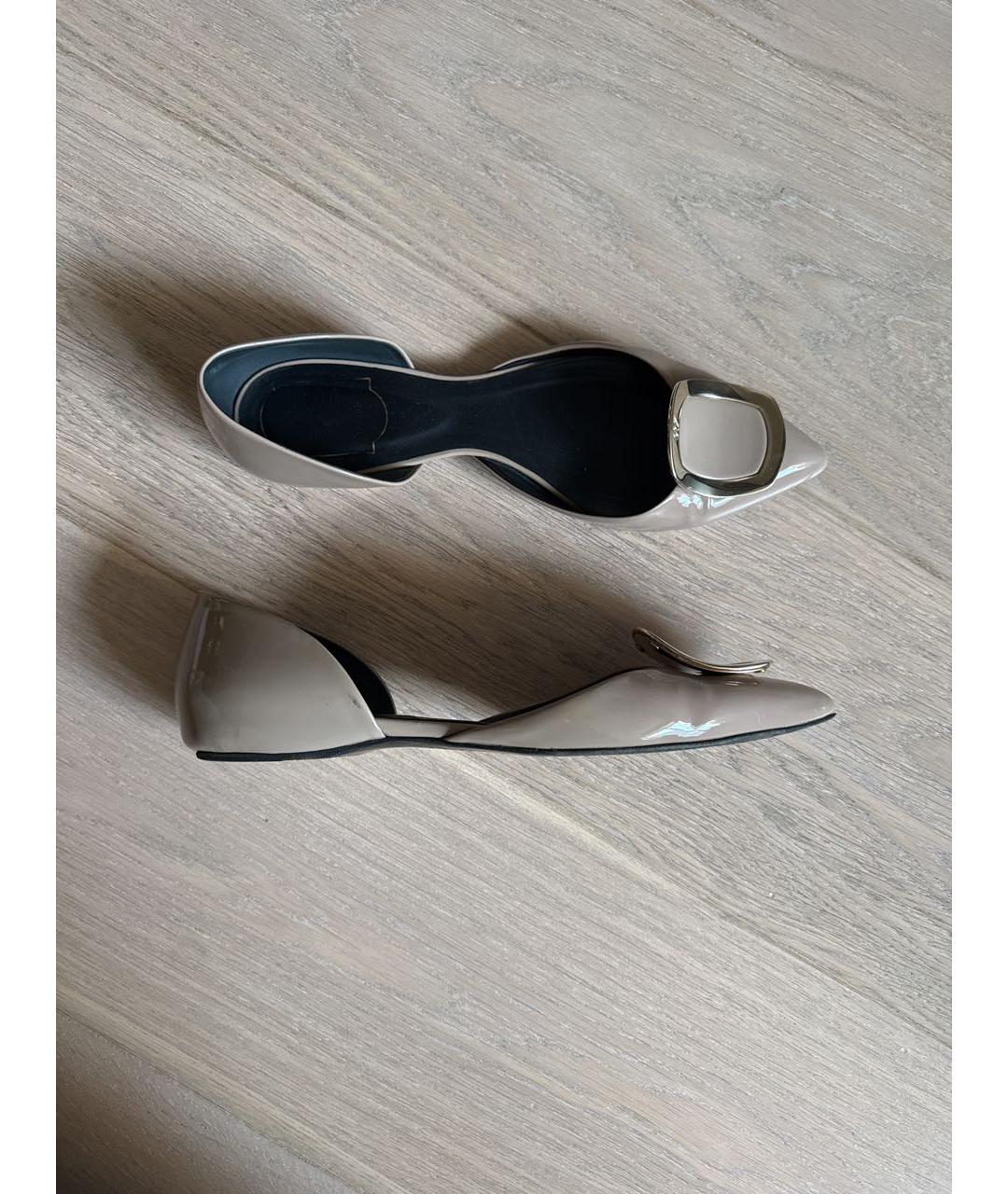 ROGER VIVIER Бежевые лодочки на низком каблуке из лакированной кожи, фото 2