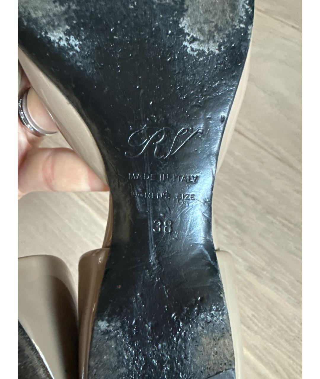 ROGER VIVIER Бежевые лодочки на низком каблуке из лакированной кожи, фото 6