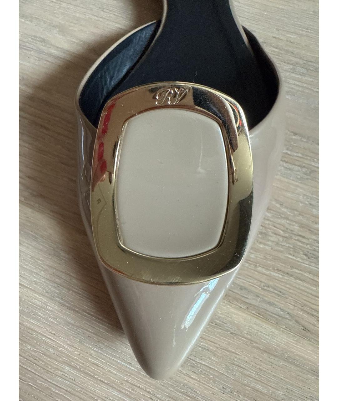 ROGER VIVIER Бежевые лодочки на низком каблуке из лакированной кожи, фото 5