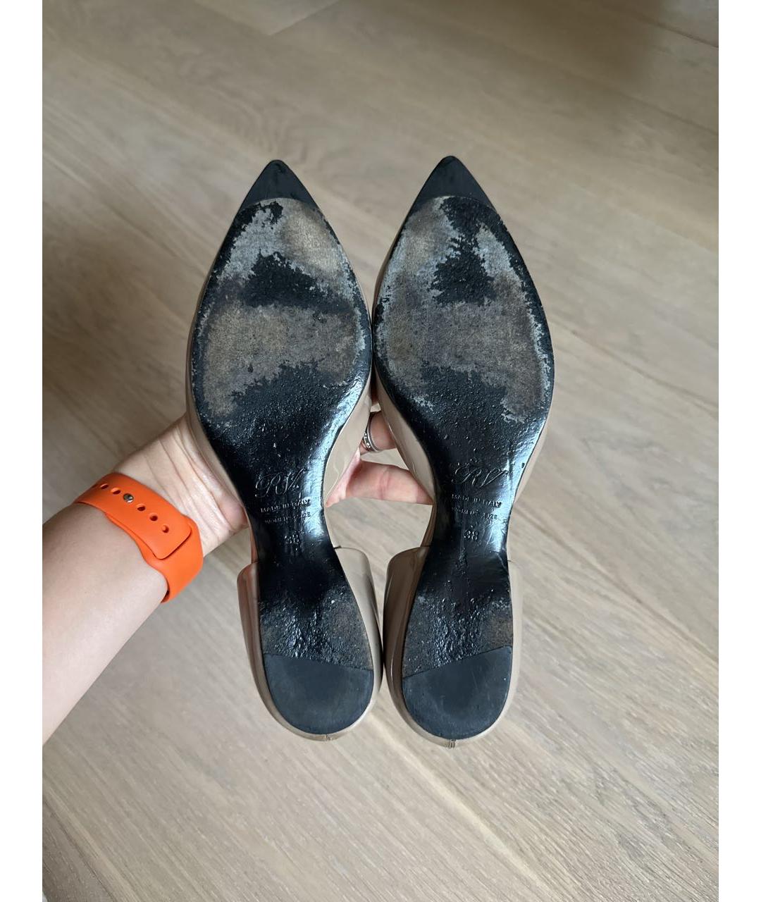 ROGER VIVIER Бежевые лодочки на низком каблуке из лакированной кожи, фото 7