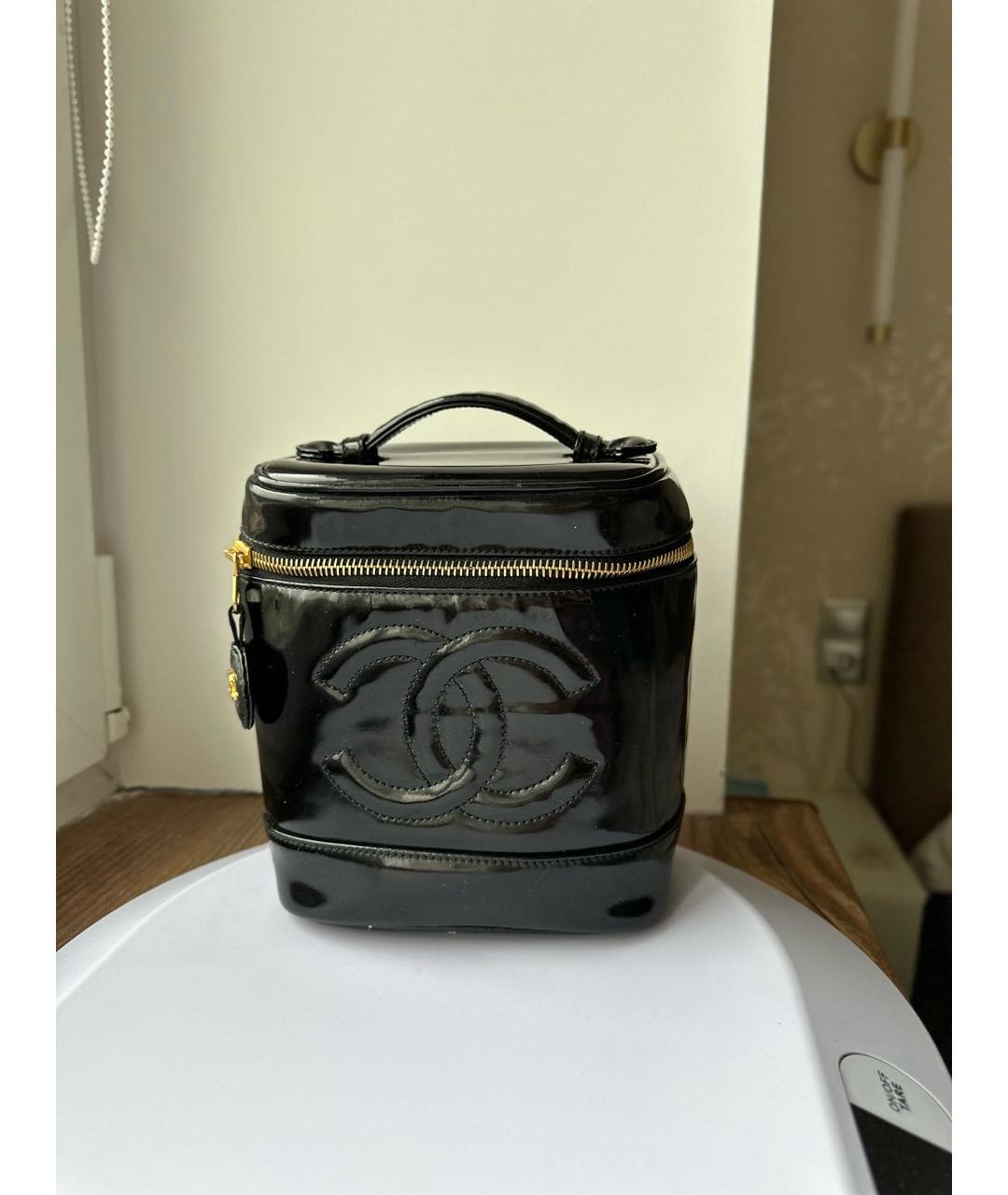CHANEL Черная сумка с короткими ручками из лакированной кожи, фото 9