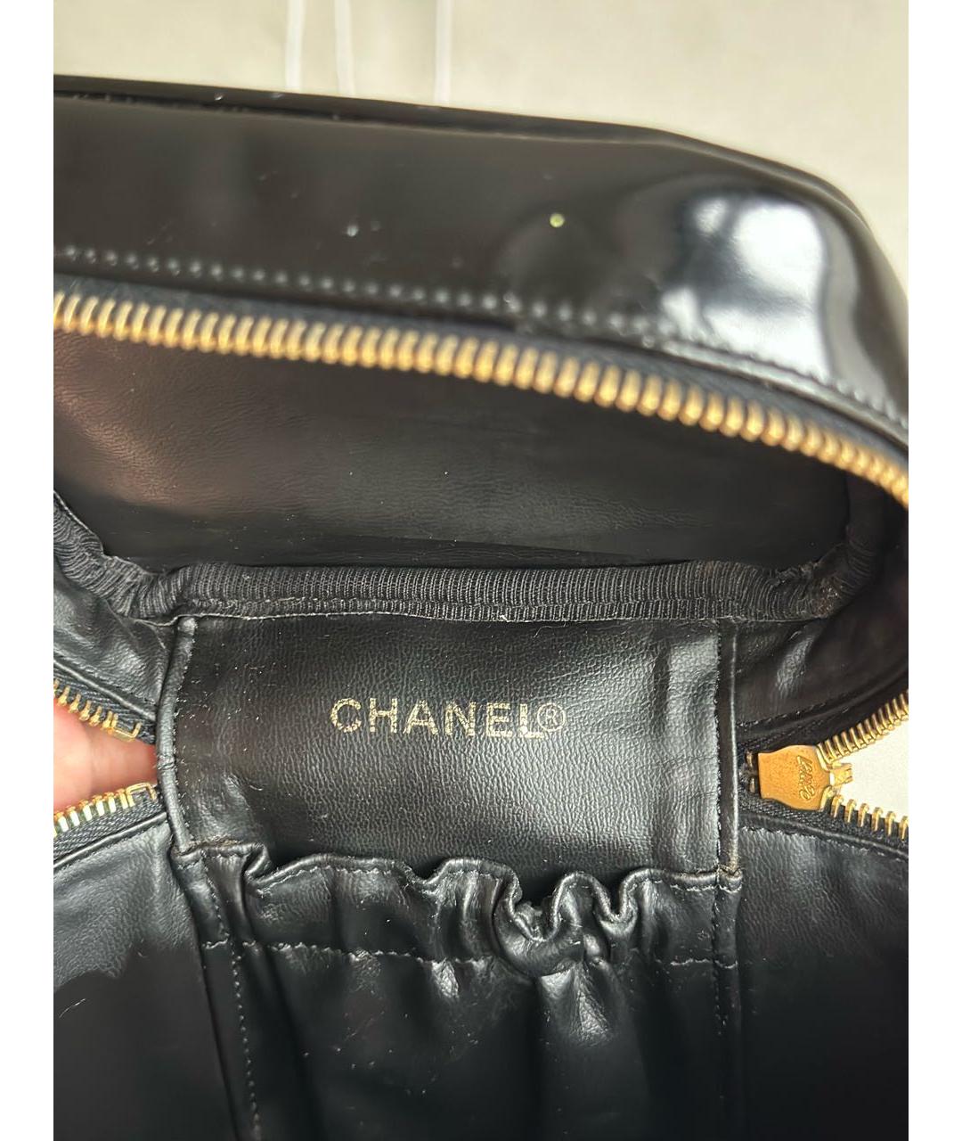 CHANEL Черная сумка с короткими ручками из лакированной кожи, фото 8