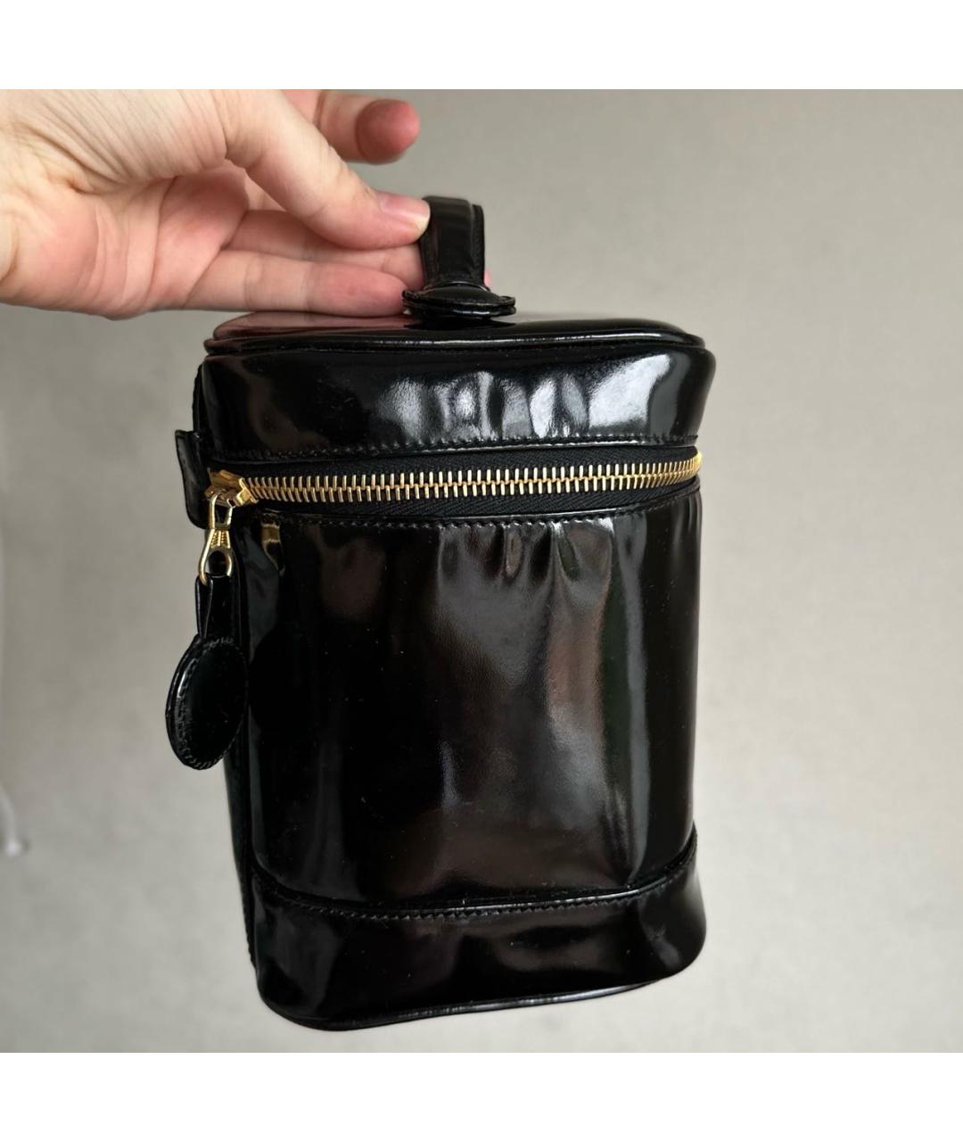 CHANEL Черная сумка с короткими ручками из лакированной кожи, фото 3