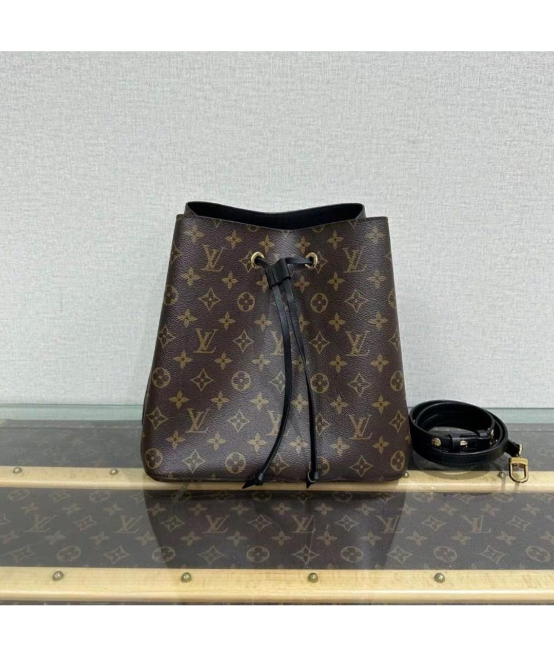 LOUIS VUITTON Черная кожаная сумка тоут, фото 6