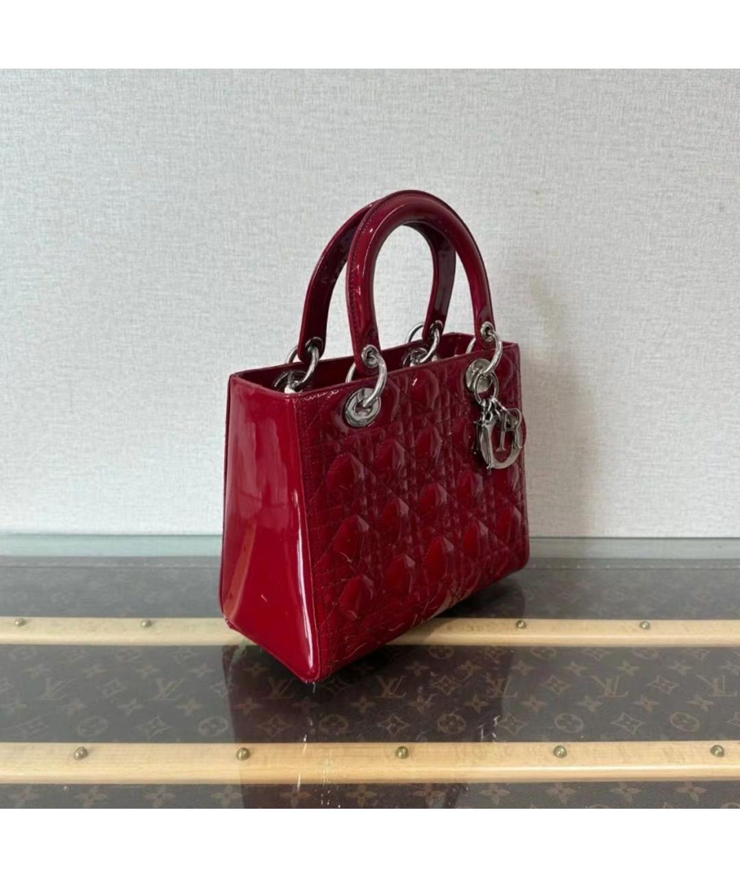 CHRISTIAN DIOR Бордовая сумка через плечо из лакированной кожи, фото 2