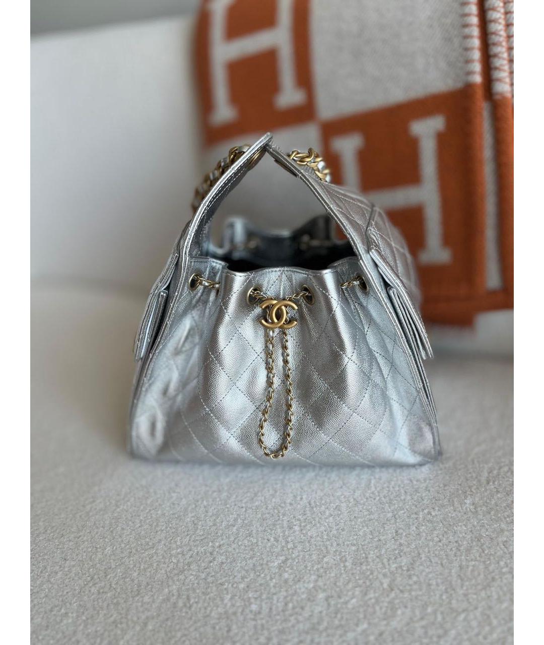 CHANEL Серебряная кожаная сумка с короткими ручками, фото 9
