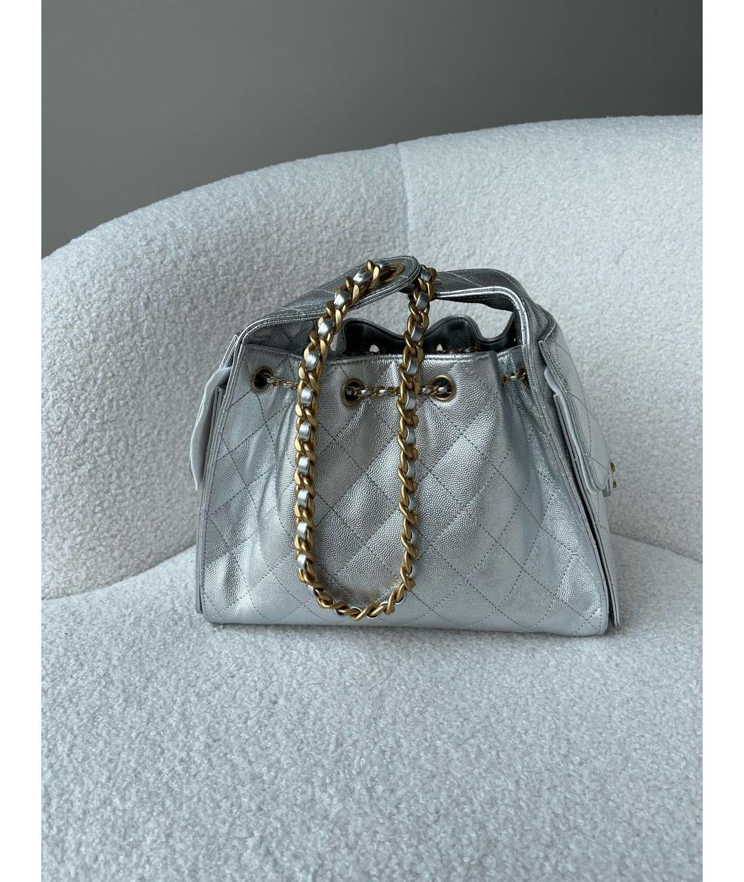 CHANEL Серебряная кожаная сумка с короткими ручками, фото 4