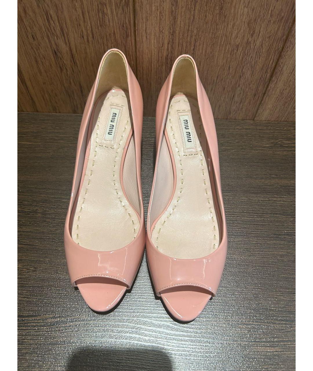 MIU MIU Бежевые босоножки из лакированной кожи, фото 2