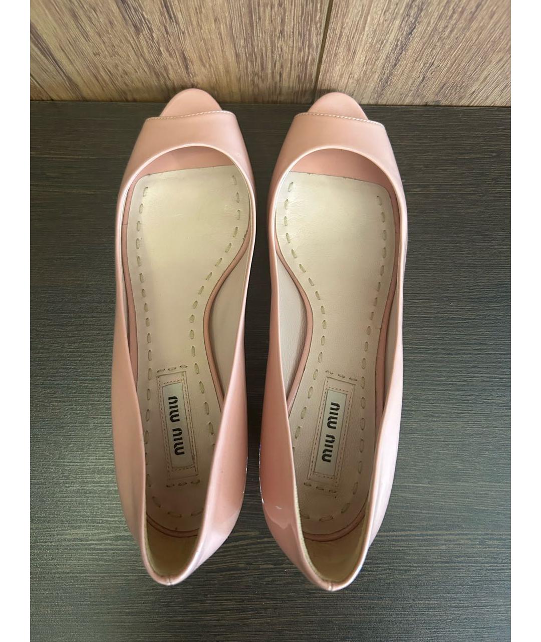 MIU MIU Бежевые босоножки из лакированной кожи, фото 3