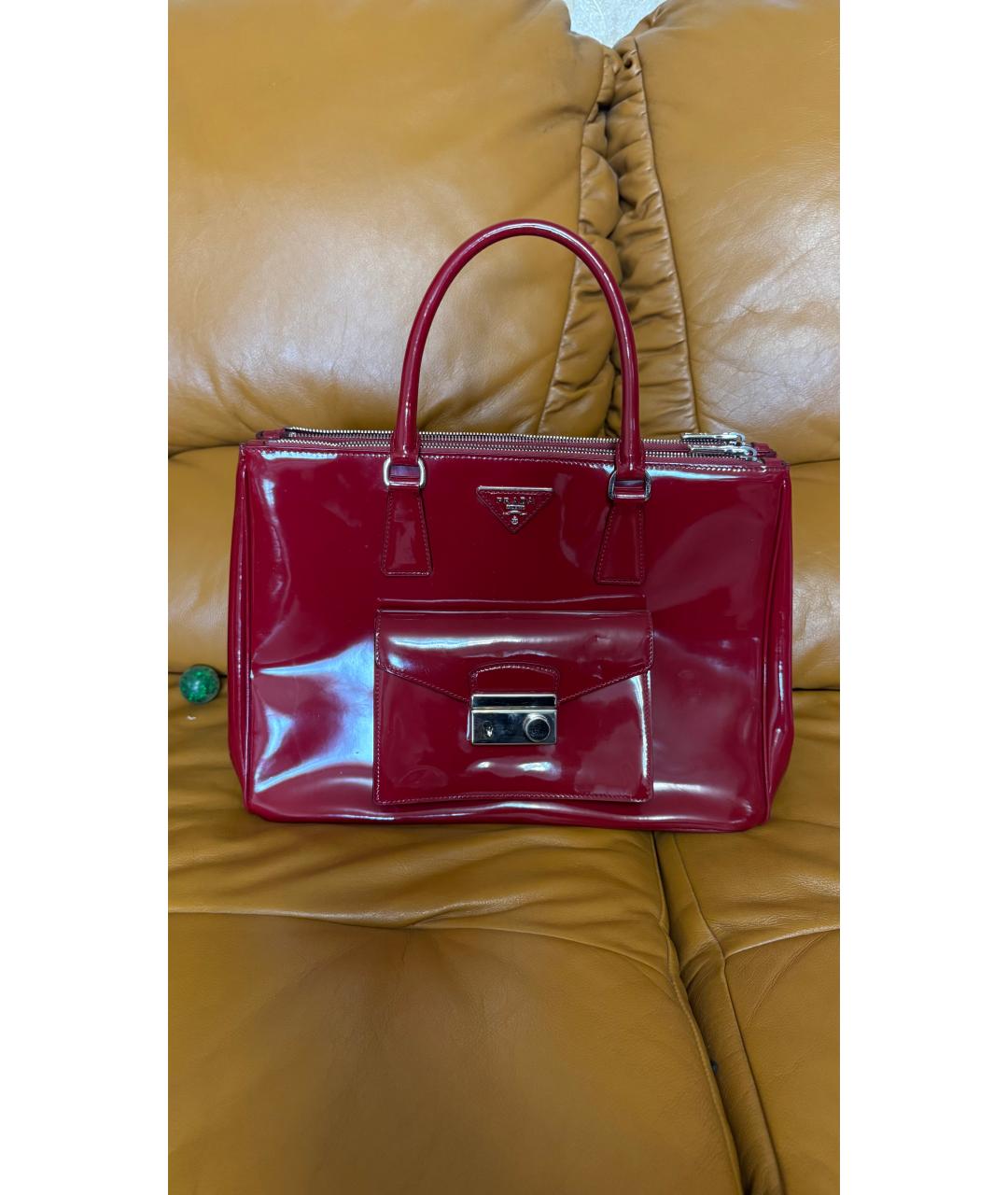 PRADA Бордовая сумка с короткими ручками из лакированной кожи, фото 5