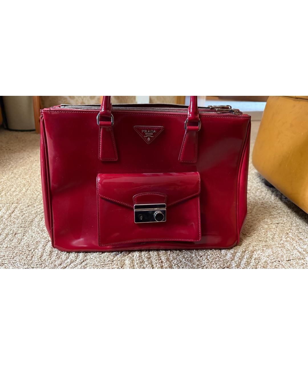 PRADA Бордовая сумка с короткими ручками из лакированной кожи, фото 4