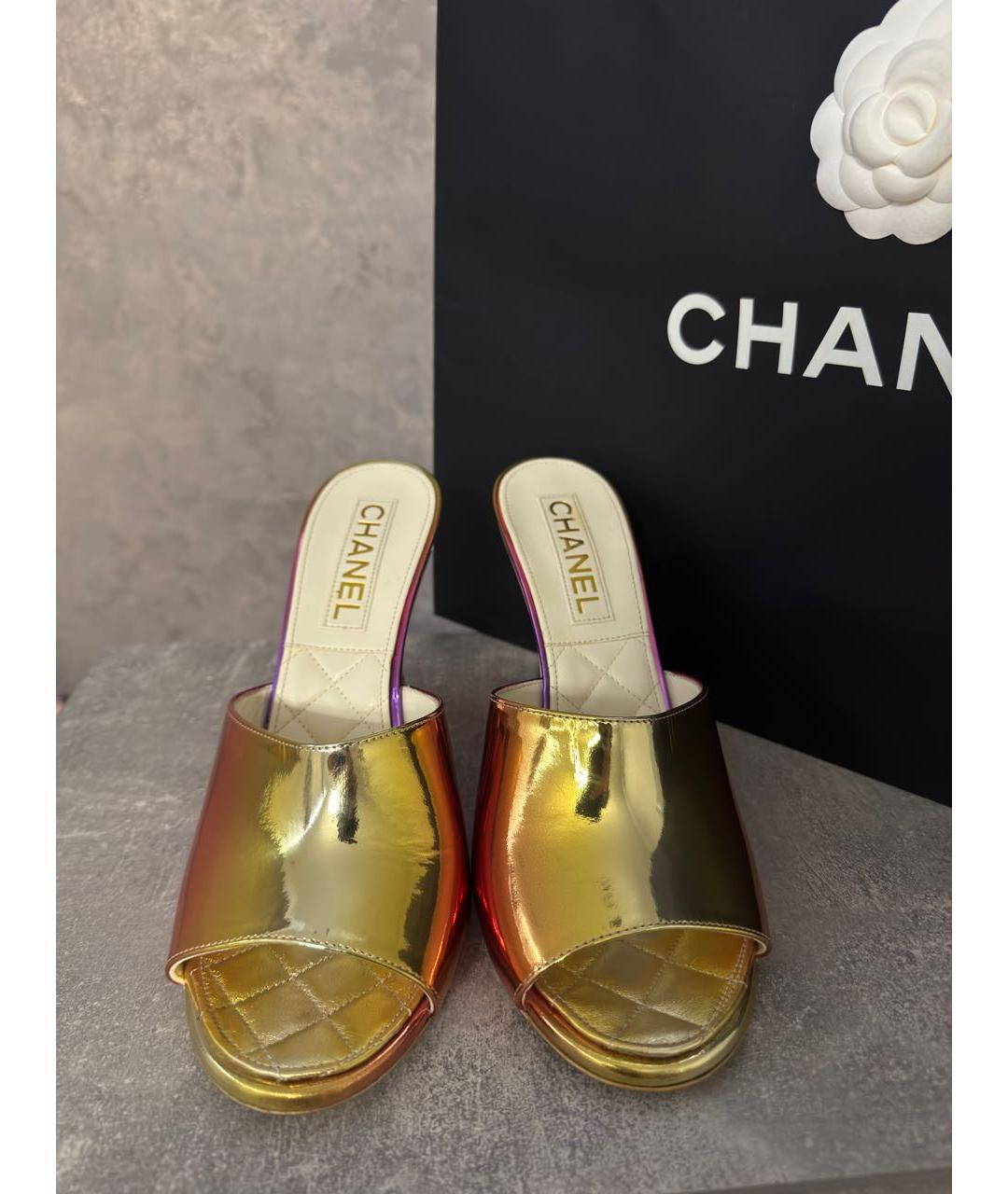 CHANEL Золотые мюли из лакированной кожи, фото 3