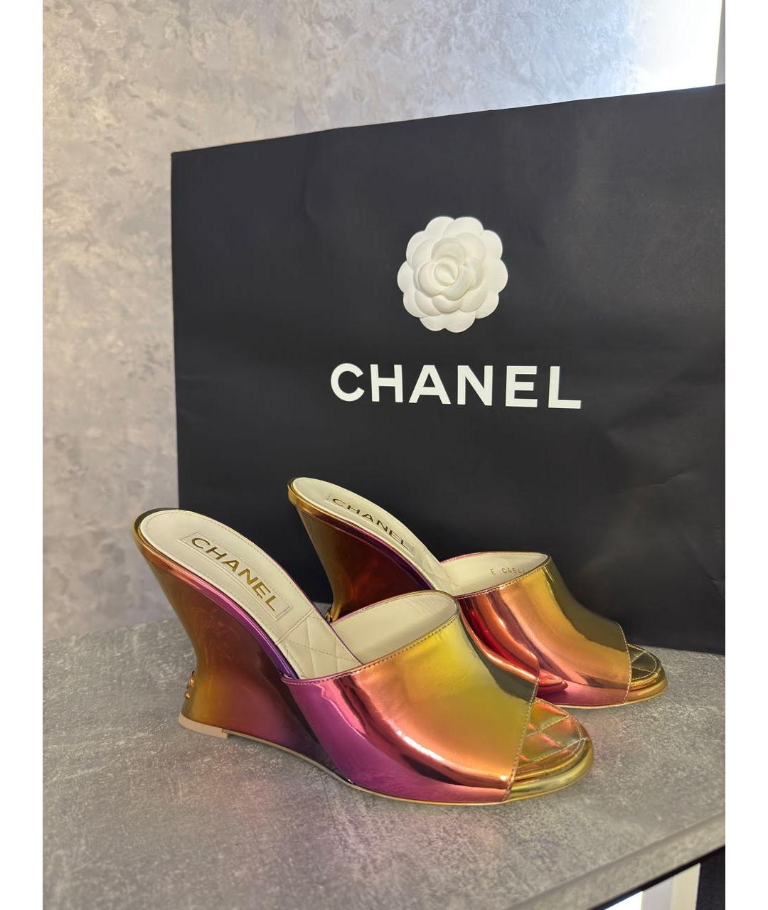 CHANEL Золотые мюли из лакированной кожи, фото 2