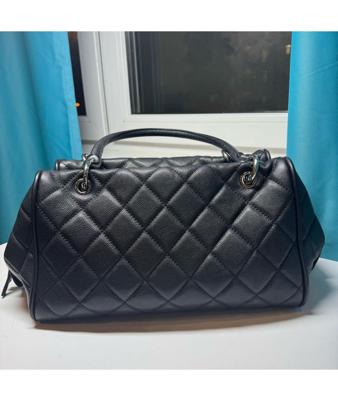 CHANEL Черная кожаная сумка с короткими ручками, фото 3