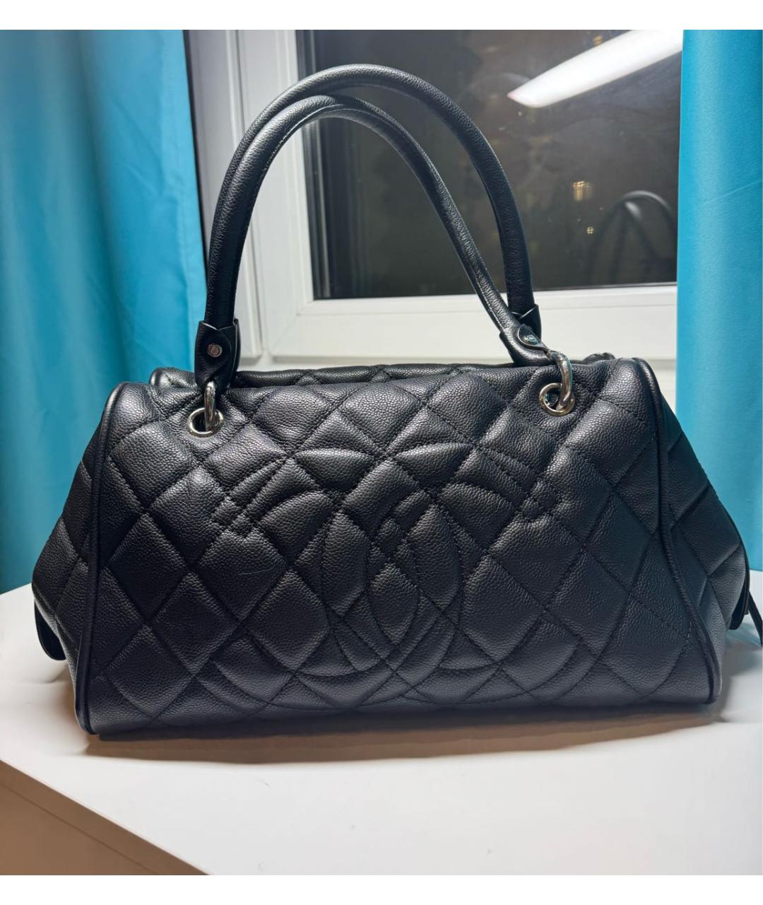 CHANEL Черная кожаная сумка с короткими ручками, фото 9