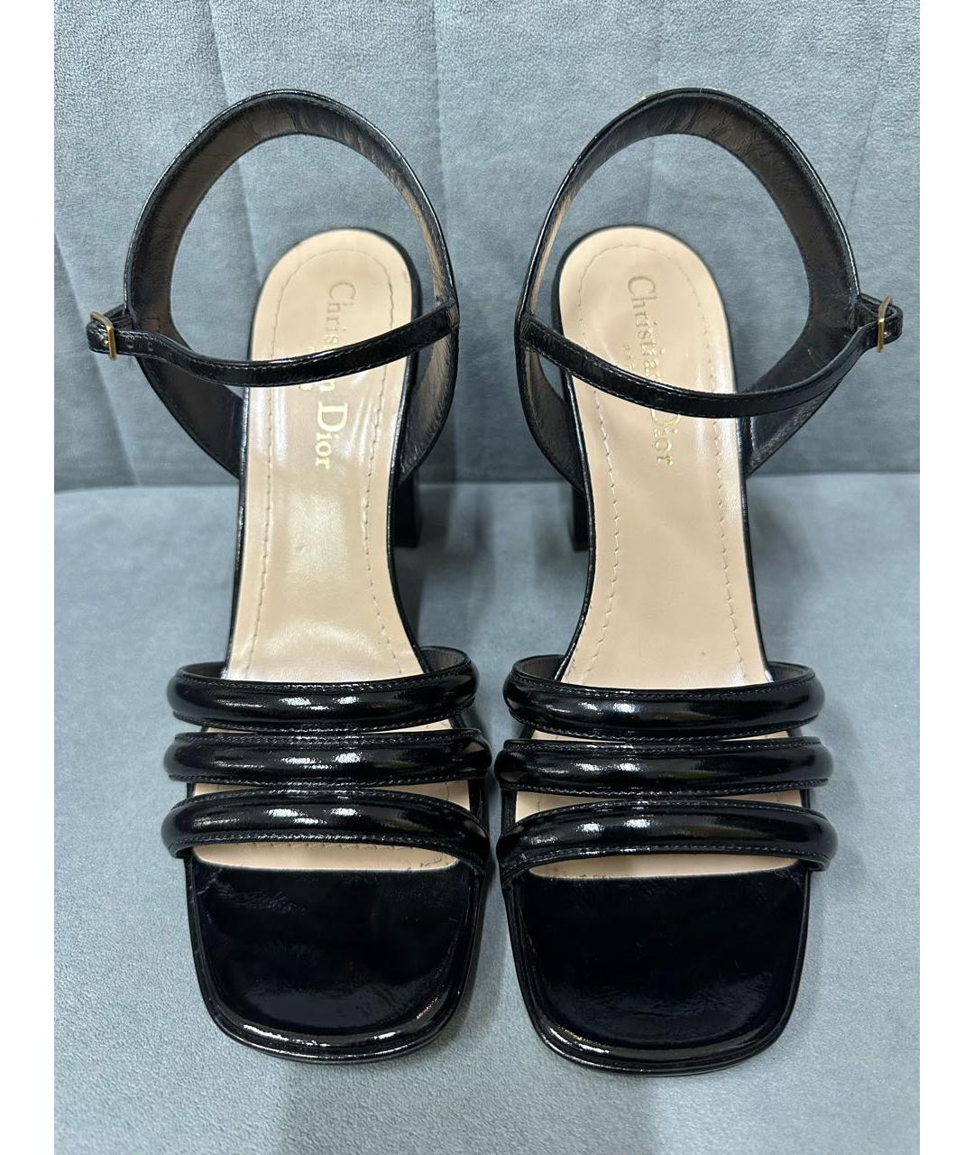 CHRISTIAN DIOR Черные босоножки из лакированной кожи, фото 2