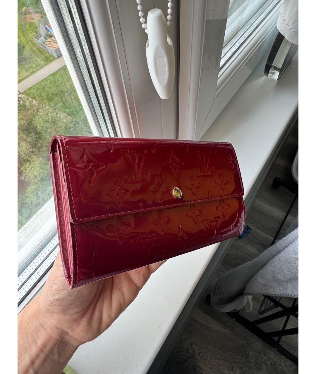 LOUIS VUITTON Красный кошелек из лакированной кожи, фото 2